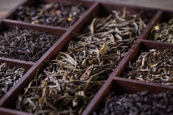 Сухие чайные листья — стоковое фото