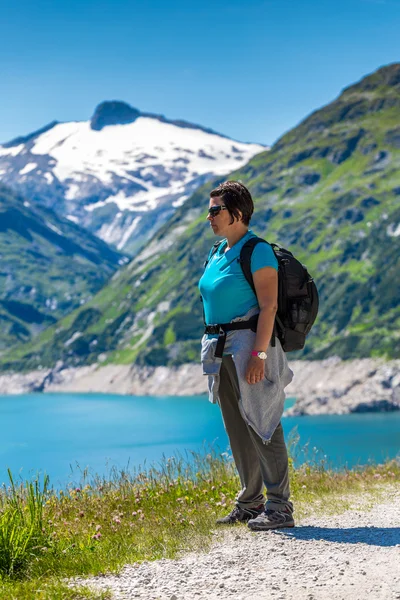 Alpine Landschaft mit Frau — Stockfoto