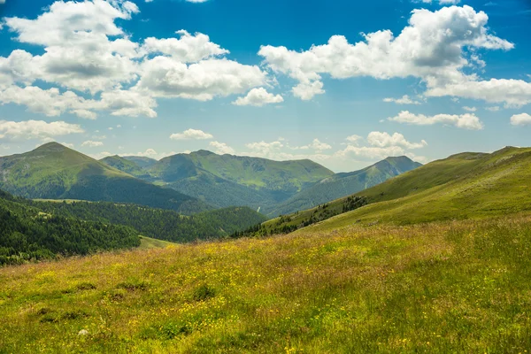 Montagna e valle — Foto Stock