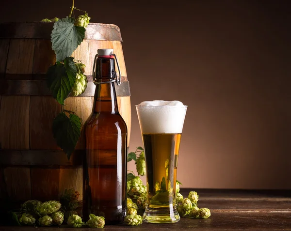 Bier glas en fles — Stockfoto