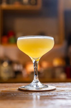 Ahşap tezgahta limon kokteyli tazeliyorum.