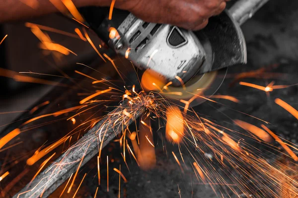 Pracovník řezání kovů — Stock fotografie