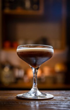 Bar tezgahında köpüklü espresso martini kokteyli.