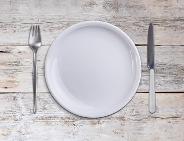 Beyaz tabakla çatal bıçak.