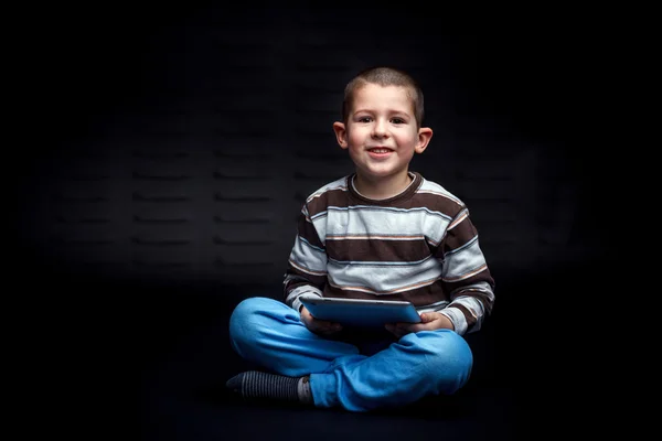 Menino usando tablet digital — Fotografia de Stock