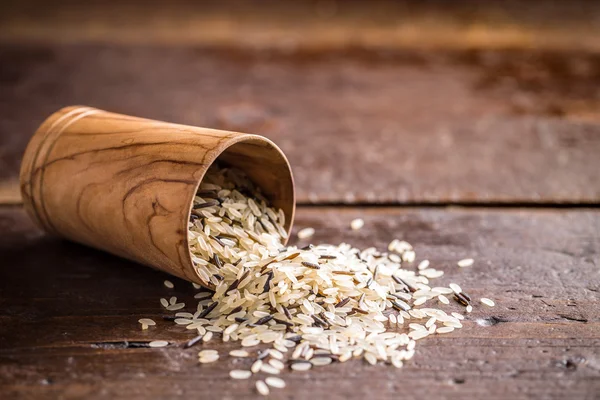 Rijst in houten kom — Stockfoto