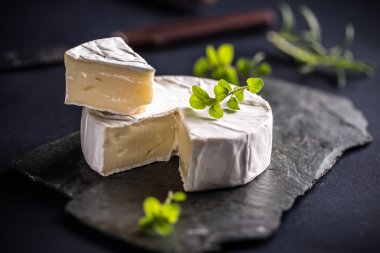 Camembert peyniri koyu slate üzerinde