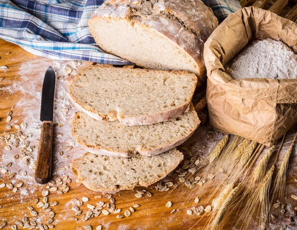 Φρέσκο ψωμί πάνω σε ρουστίκ στυλ — Φωτογραφία Αρχείου