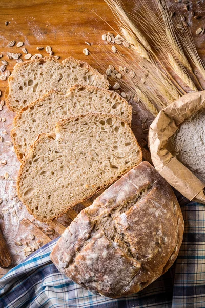 Čerstvý chléb na rustikální styl — Stock fotografie
