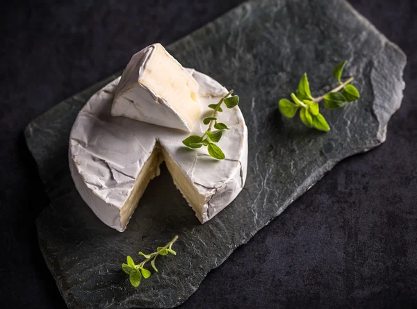 Camembert peyniri koyu slate üzerinde — Stok fotoğraf