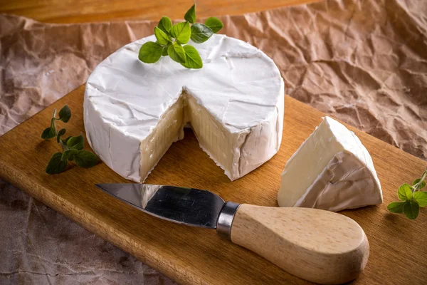 Französische Camembert-Stücke — Stockfoto