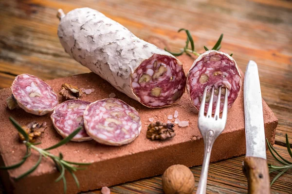 Wurst in Scheiben geschnitten — Stockfoto