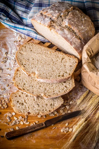 Zelfgemaakte hele brood — Stockfoto