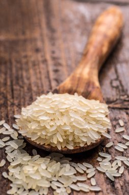 Bir tahta kaşık Basmati pirinç