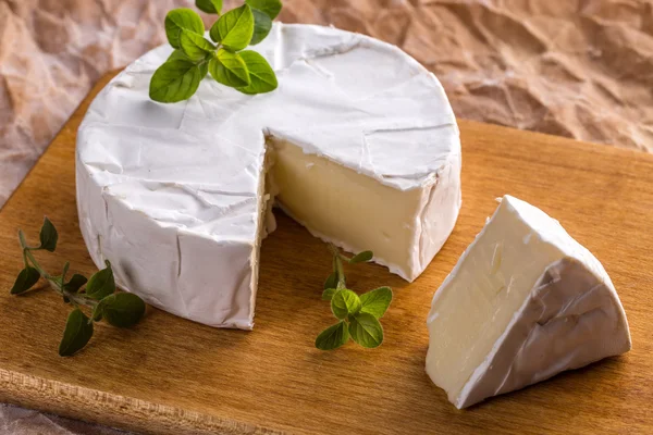 Queso Camembert sobre fondo rústico — Foto de Stock