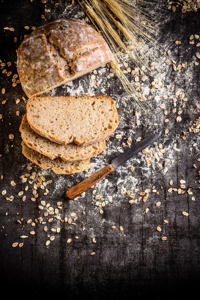 Hembakat hela bröd — Stockfoto