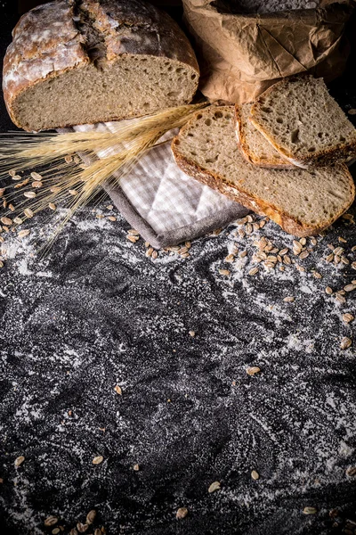 Pão de centeio de massa de farinha — Fotografia de Stock