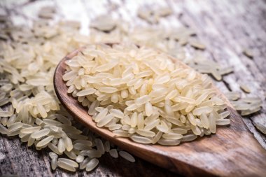 Beyaz pirinç pişmemiş