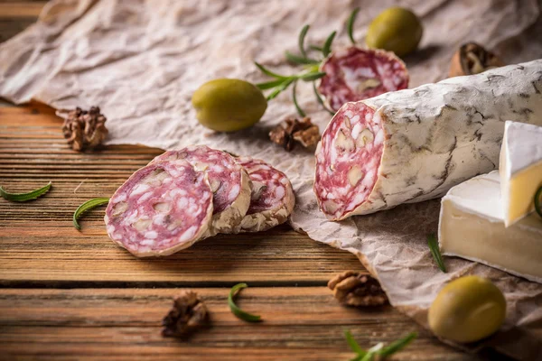 Francuski salami z orzechami — Zdjęcie stockowe