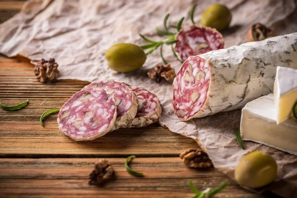 Franse salami met walnoten Rechtenvrije Stockafbeeldingen