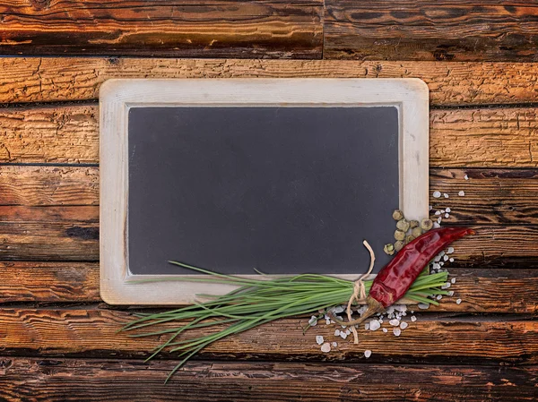 Chalkboard e cebolinha em branco — Fotografia de Stock