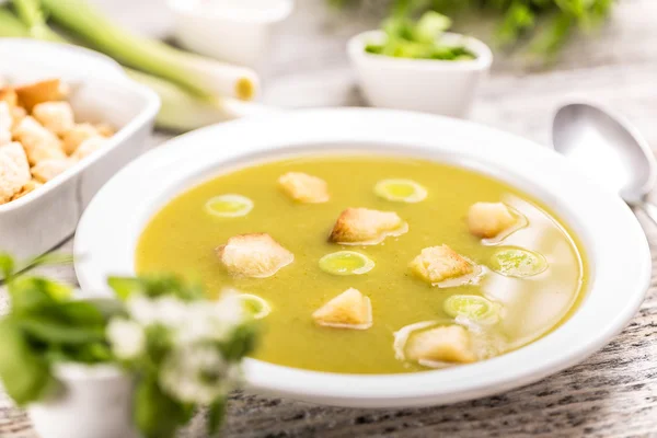 Lauchsuppe mit Brotcrouton — Stockfoto