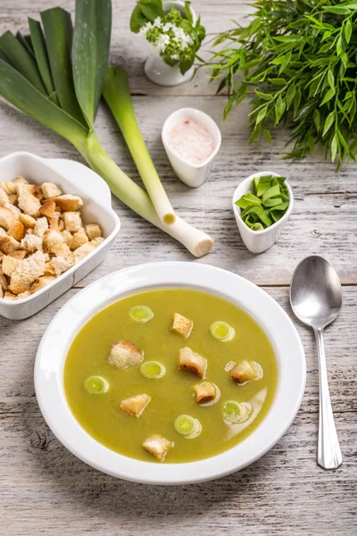 Sopa de puerro con crouton —  Fotos de Stock