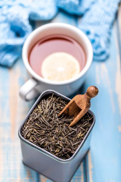 干燥的茶叶在锡罐 — 图库照片