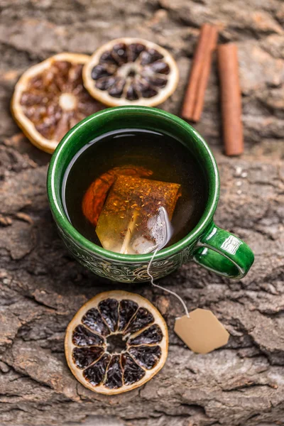 Tee in grüner Tasse — Stockfoto