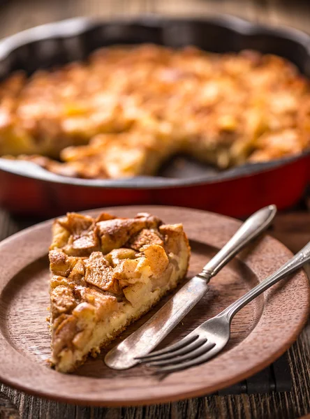 Enlever une tranche de tarte aux pommes — Photo