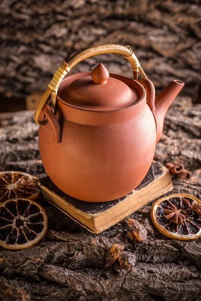 Kil çaydanlık kabuk üzerinde — Stok fotoğraf