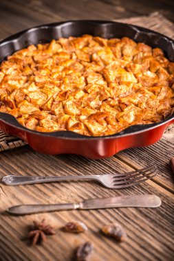 Ev yapımı elmalı turta.