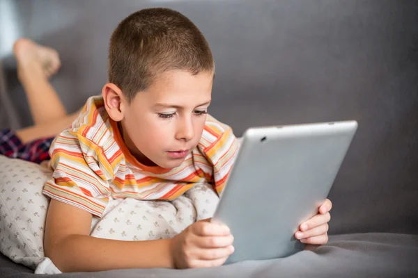 Kleiner Junge liegt im Bett — Stockfoto