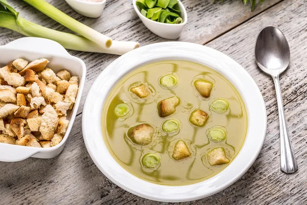 Deliciosa sopa de puerro fresco —  Fotos de Stock