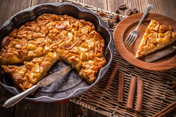 Elmalı pasta pişirme pan içinde — Stok fotoğraf