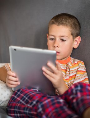 Tablet kullanarak çocuk