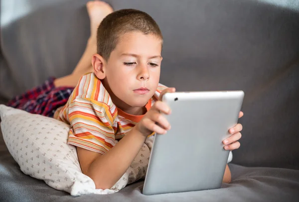 Menino com tablet digital — Fotografia de Stock