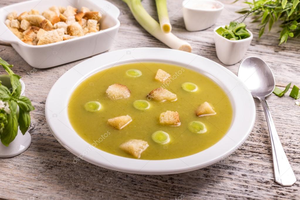 Green leek soup