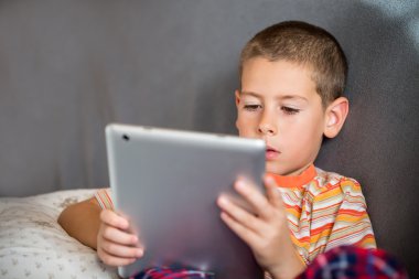tablet ile çocuk