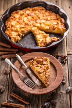 Ev yapımı elmalı turta.