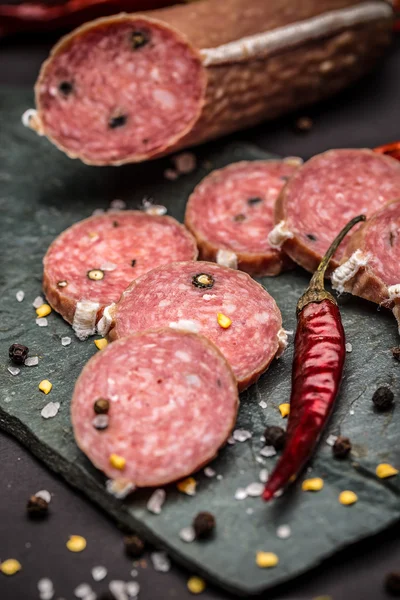 Salsiccia di salame affettato — Foto Stock