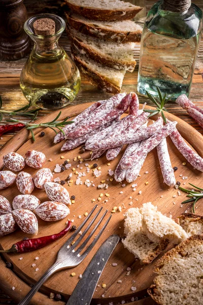 Salami sammansättning, lufttorkad salami — Stockfoto
