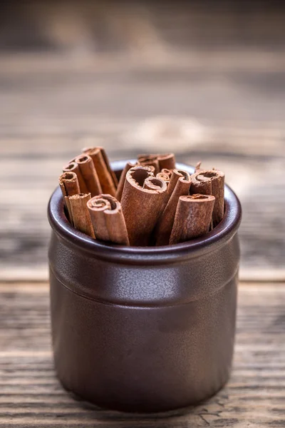 Palitos de canela en taza —  Fotos de Stock