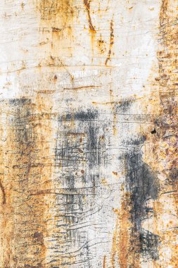 Paslı Sarı metal bir yüzeye