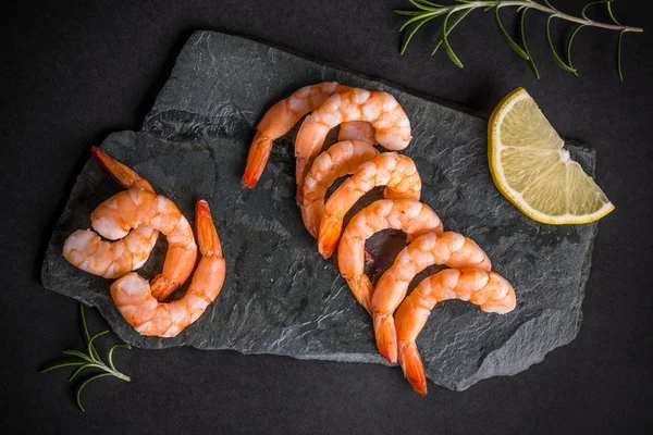 Crevettes sur ardoise noire — Photo