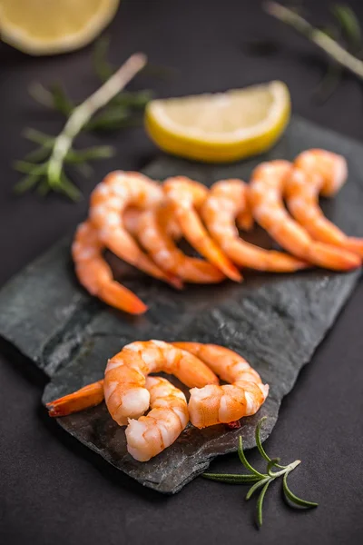 Crevettes, crevettes sur ardoise noire — Photo