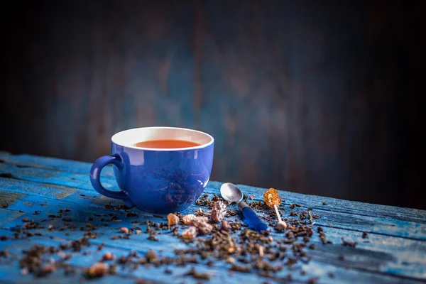 Xícara azul com chá preto — Fotografia de Stock