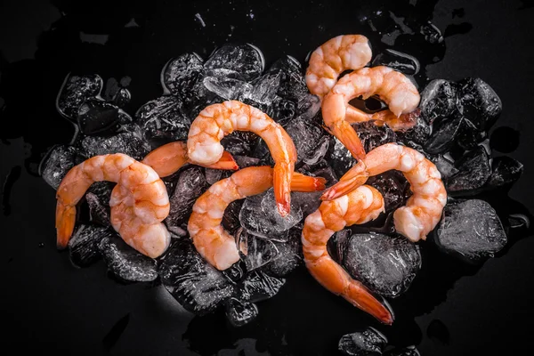 Shrimps on ice — Stock Photo, Image