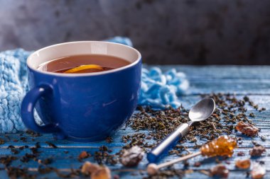 Mavi ahşap arka plan üzerinde çay kompozisyon