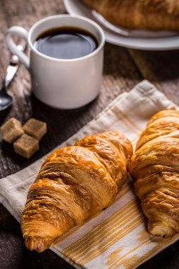 Kahve ve kruvasan.